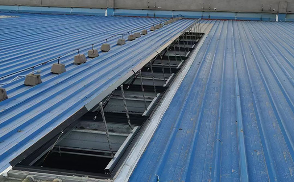 某城市大型商业综合体中庭平罗排烟窗工程