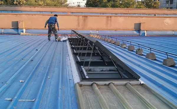 某区域性物流仓储中心平罗排烟窗系统安装项目