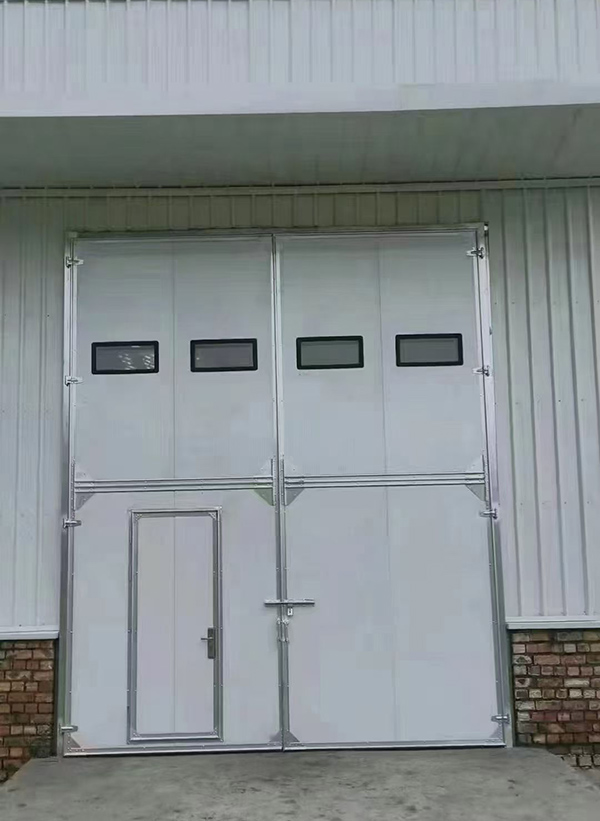 平罗工业门在设备装配车间出入口的实施记录